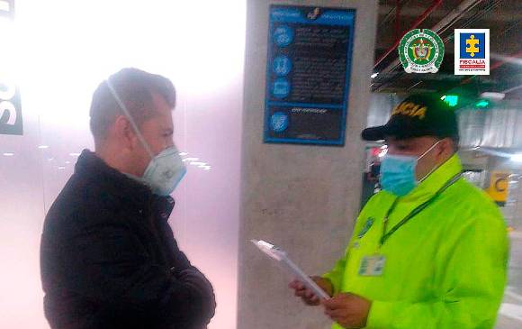 Momento en que el oficial de la Policía es capturado por las autoridades. FOTO: Cortesía Fiscalía General de la Nación
