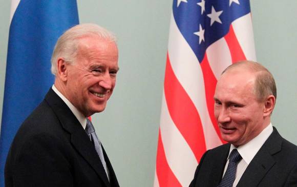 Joe Biden (izq.) y Vladimir Putin (der.) vienen hablando de diálogos entre ambos en los últimos meses. La fecha confirmada para dicho encuentro es el próximo 16 de junio. FOTO: EFE