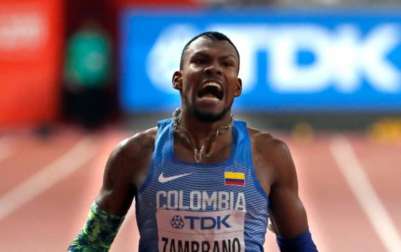 El colombiano Anthony Zambrano muestra su alegría tras ganar la medalla de plata en la final de los 400 metros del Mundial de Atletismo IAAF Doha 2019, en Qatar. Foto EFE