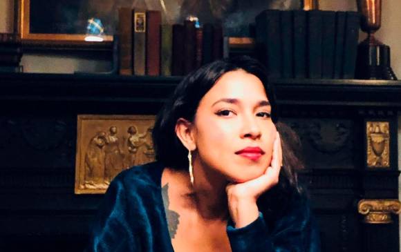 Mariela Pabón creó a Checkinmela, personaje que suma casi un millón de seguidores en Instagram gracias a la mezcla entre el humor, la ilustración y el horóscopo. FOTO cortesía Mariana Roca