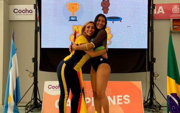 Gerilyn y su entrenadora Katish Recalde celebran uno de los oros logrados en el reciente Suramericano en Bolivia. FOTO cortesía
