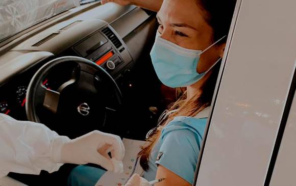El personal de salud y las personas en la etapa actual de vacunación pueden agendar su cita en el Drive Thru del centro comercial Viva Barranquilla. . FOTO cortesía