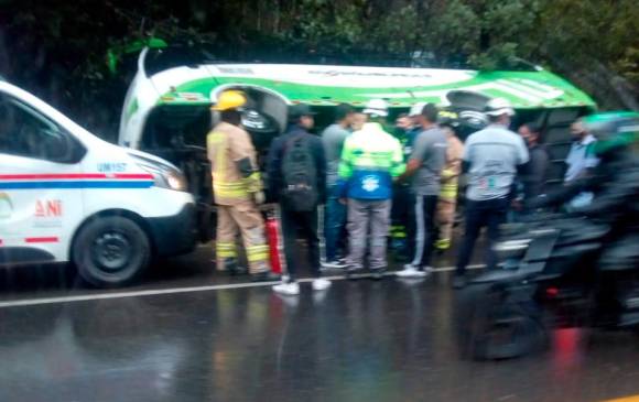 El bus sufrió volcamiento lateral sobre una de las cunetas de la vía. FOTO: Cortesía Denuncias Antioquia.