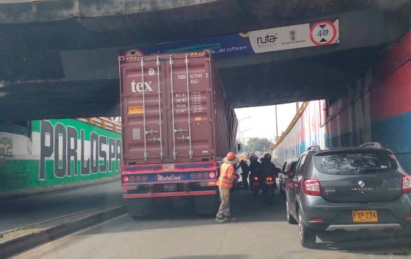 El episodio se produjo hacia las nueve de la mañana, cuando el conductor de ese vehículo intentó pasar por el deprimido de ese intercambio vial. FOTO CORTESÍA GUARDIANES ANTIOQUIA