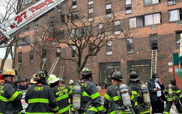 Decenas de bomberos llegaron para tratar de contener las llamas en los apartamentos. FOTO: CORTESÍA DE BOMBEROS DE NUEVA YORK.
