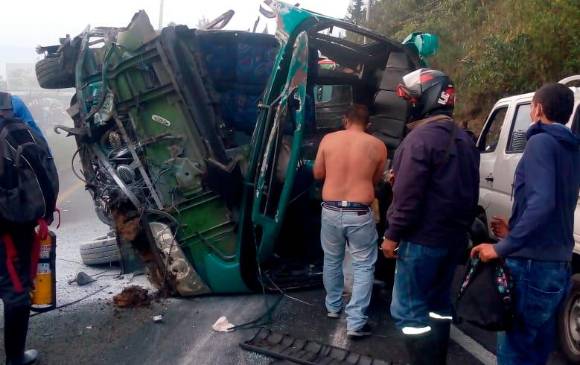 Los Bomberos de Envigado acudieron a la zona y reportaron que el balance preliminar es de 22 personas lesionadas en el accidente vial. FOTO Cortesía Denuncias Antioquia