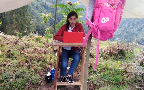 Stephany Castillo estudiando en el pupitre que su padre le fabricó. FOTO cortesía