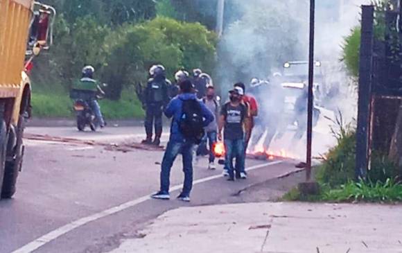 Ya hay autoridades en la zona para desbloquear la vida. FOTOS DENUNCIAS ANTIOQUIA