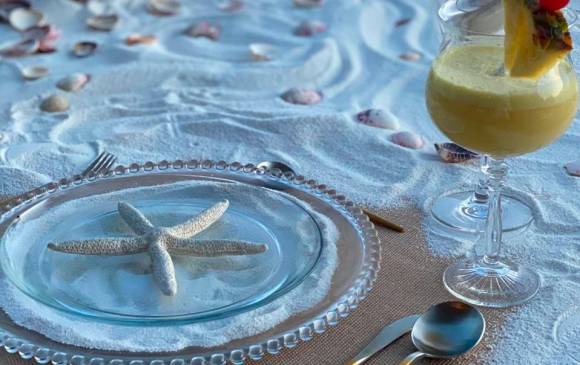 Un ejemplo de decoración para una cena. El invitado es alguien que adora el mar. FOTO Cortesía @masqueunamesa