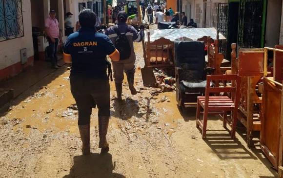 Las familias afectadas trabajan este martes en sacar el agua de sus casas y tratar de recuperar enseres y electrodomésticos. FOTO CORTESÍA