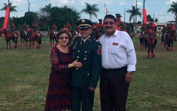 El coronel Pérez, hoy secuestrado, junto a su padre, Jorge Pérez (derecha), y a su madre, Mery Arciniegas. FOTO Archivo personal