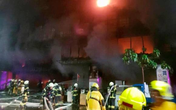 Incendio de edificio en Taiwán deja decenas de muertos