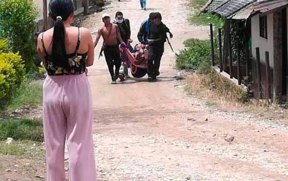 Momento en el que desplazan al hijo del líder indígena Evangelista Capaz a un centro asistencial después del ataque. FOTO: Consejo Regional Indígena del Huila.