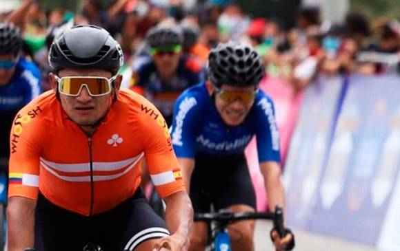 Luis Chía, de naranja, le ganó el embalaje a Diego Ochoa en una reñida definición de la etapa 2 de la Vuelta a Colombia. FOTO cortesía mindeporte