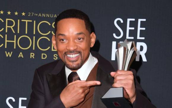Will Smith sosteniendo el Critic Choice que ganó el pasado domingo. FOTO Getty