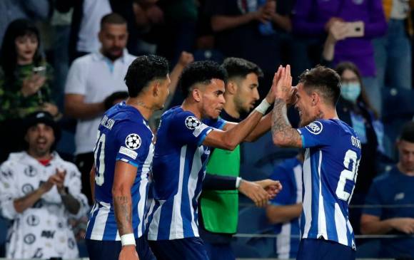 El colombiano Luis Díaz celebra con sus compañeros tras marcar el tanto con el que Porto venció al AC Milan. FOTO EFE