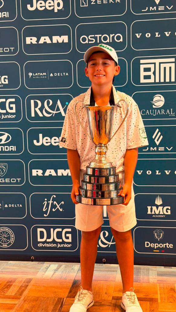 Tomás, con el trofeo del título Nacional Infantil en sus brazos. FOTO CORTESÍA FEDEGOLF