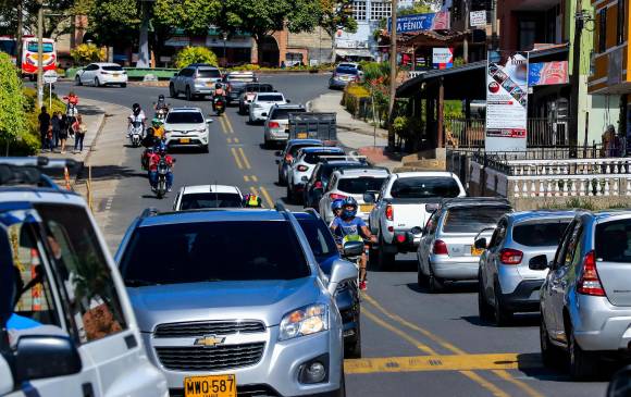 Durante los fines de semana la vía entre Guatapé y Marinilla presenta alta congestión vehicular. FOTO Jaime Pérez