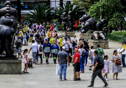 Mientras el país terminaría el año con una expansión moderada, en medio de la crisis fiscal derivada del elevado gasto del Gobierno, Antioquia mostraría una dinámica más sólida gracias al sector privado y al buen comportamiento de varios indicadores económicos clave. Foto: Jaime Pérez