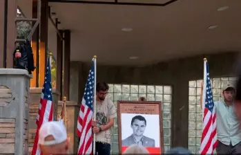 Decenas de personas le han rendido homenaje al activista asesinado Charlie Kirk. FOTO: AFP.