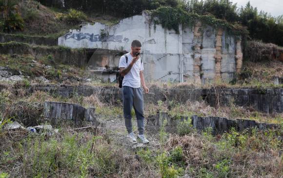 En el lugar todavía quedan vestigios de la piscina. El lugar está lleno de maleza. Foto: Donaldo Zuluaga. 