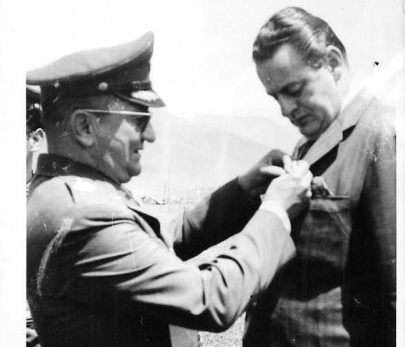 Diego Calle Restrepo, cuando fue gobernador de Antioquia, recibiendo una distinción el 6 de noviembre de 1971. FOTO ARCHIVO EL COLOMBIANO.