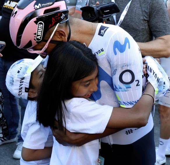 Nairo junto a sus hijos Mariana y Tomás que lo esperaban al final del callejón de bicicletas con las que sus rivales le rindieron un homenaje en el Giro de Emilia. FOTO CORTESÍA MOVISTAR TEAM 