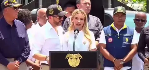 La Primera Dama, Ana Lucía Pineda, acompañó al presidente Abelardo De La Espriella y a la gobernadora Nubia Carolina Córdoba durante el PMU realizado en la Universidad Tecnológica de Quibdó para coordinar la atención de la emergencia. FOTO: Presidencia. 