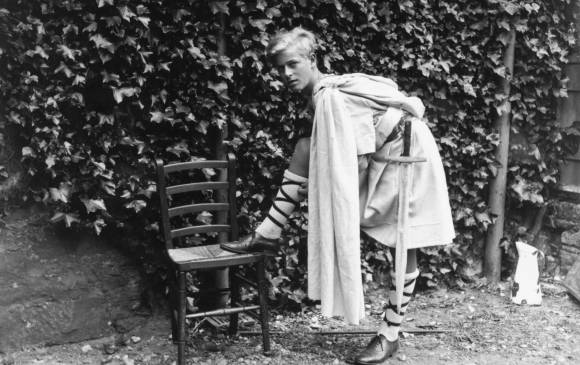 El joven príncipe caído en desgracia vivió una infancia saltando de país en país (Francia, Alemania, R. Unido)