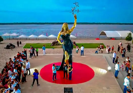 La estatua de Sofía Vergara es un homenaje a la carrera de la actriz en el extranjero. FOTO Alcaldía de Barranquilla