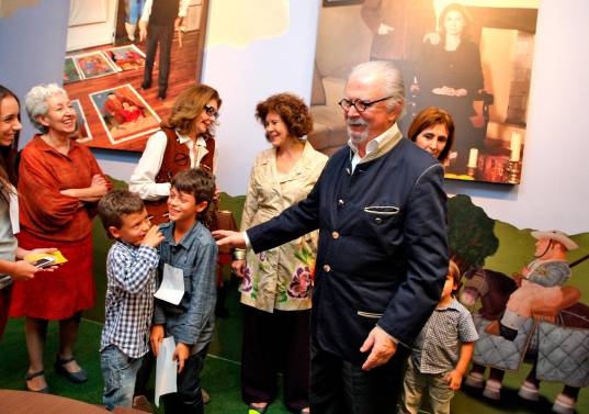 El maestro ha sido muy bien recibido en la ciudad cuando la ha visitado. Niños y adultos agradecen sus donaciones. Foto: Archivo