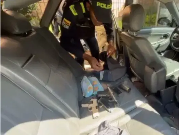 En su interior se encontraron dos pistolas presuntamente usadas por los sicarios. FOTO: Policía.