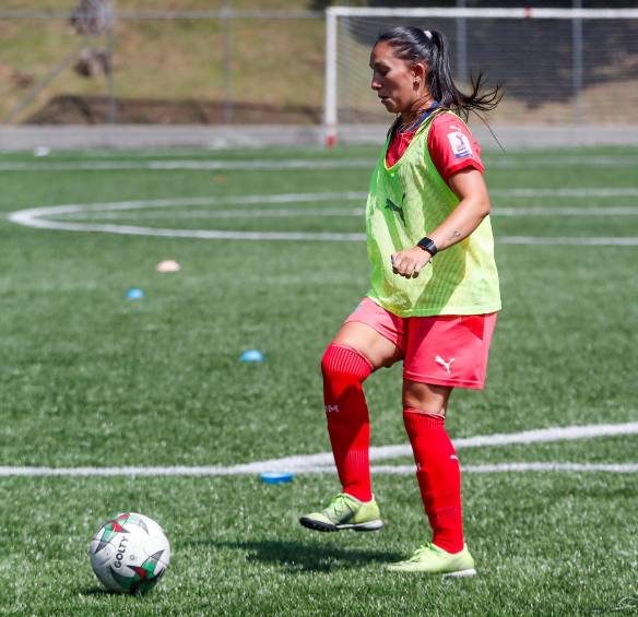 Aura volvió al club rojo tras su experiencia en Estados Unidos, es una volante de calidad y experiencia. FOTO manuel saldarriaga 