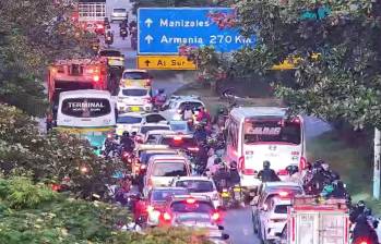 El siniestro causó una fuerte congestión vehicular entre las 6 y las 7 de la mañana de este jueves. FOTO: Cortesía Secretaría de Movilidad