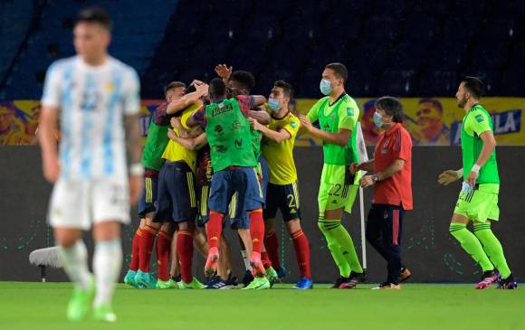 Esta fue la emotiva celebración de los jugadores colombianos tras la paridad de Miguel Ángel Borja, la cual llegó en el tiempo de descuento. FOTO AFP