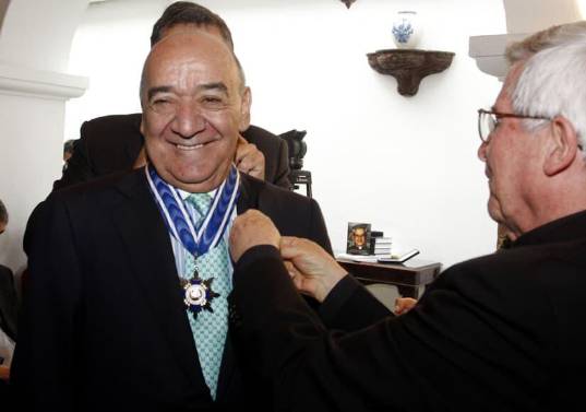 El periodista Yamid Amat permanece hospitalizado en una unidad de cuidados intensivos en Bogotá, donde recibe atención médica y permanece bajo observación. FOTO: Colprensa. 