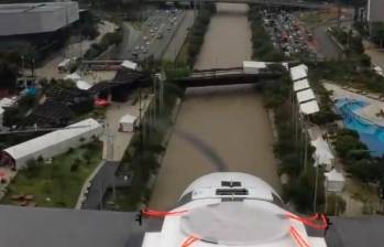 Uno de los drones usados durante la prueba de hoy sobrevuela el río Medellín. FOTO: Cortesía. 