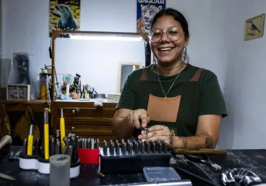 Stephanie García, joyera de San Carlos, dispone todas las herramientas para que sus alumnos fabriquen la joya que le regalarán luego a su ser amado. FOTO Julio Herrera