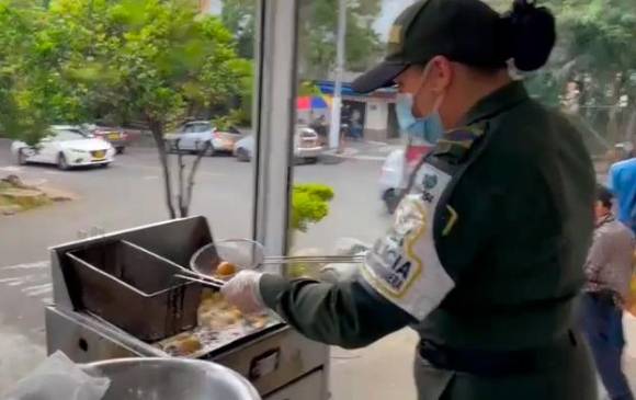 La agente Ivonne fue una de las encargadas de poner su toque para el sabor de los buñuelos. FOTO CORTESÍA