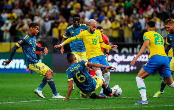 Expertos argumentan que el jugador de Brasil tuvo que ser expulsado en el duelo ante Colombia. FOTO EFE 