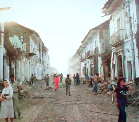 El terremoto de Popayán (Cauca), ocurrido el 31 de marzo de 1983, es uno de los movimientos telúricos más fuertes y mortíferos que han sacudido al país. Además de las 250 personas muertas, dejó un saldo de 1.500 heridas. Numerosos edificios y varias casas quedaron destruidas. Según el Servicio Geológico Colombiano, la alta intensidad de este sismo se debió a la cercanía del epicentro con la ciudad y a la vulnerabilidad de las estructuras. <b>Foto: Paredes Popayán</b>