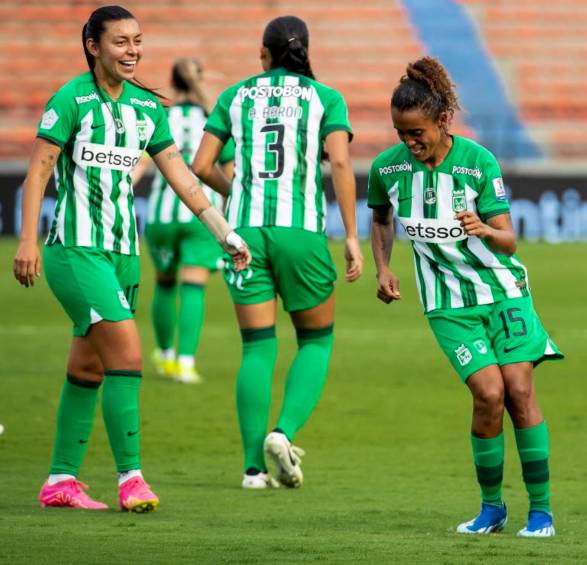 Wendy Cárdenas celebra su gol con Yoreli Rincón en el Atanasio, en la victoria ante Internacional de Palmira. FOTO JAIME PÉREZ