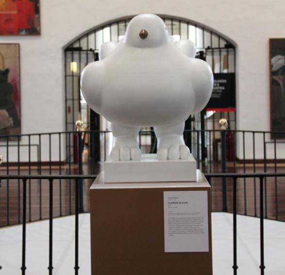 Entrega de la paloma de la paz de Fernando Botero al Museo Nacional. FOTO: Colprensa