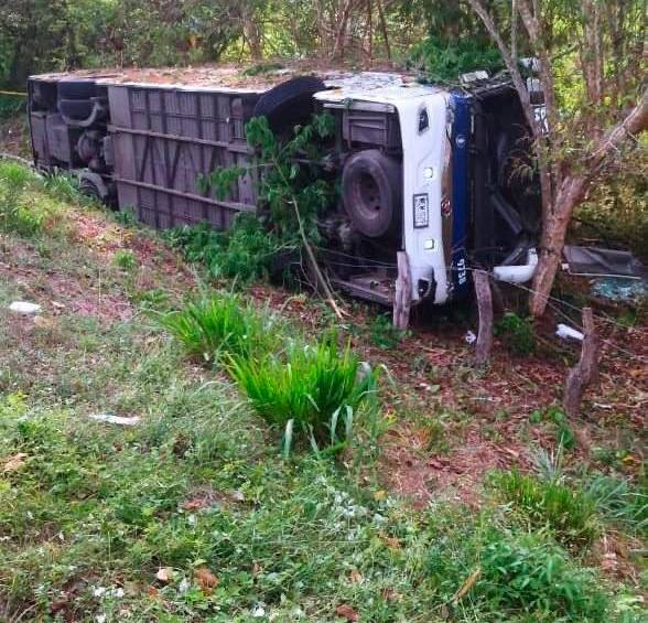 El bus se accidentó entre Pueblito Los Andes y Santa Ana, Magdalena. FOTO: TOMADA DE TWITTER