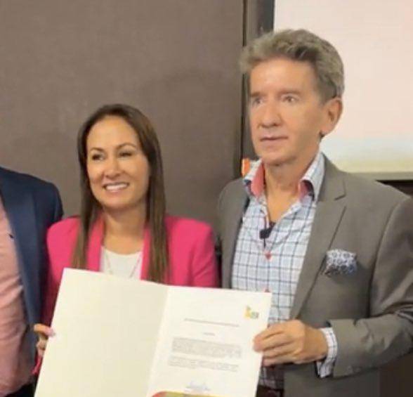 Berenice Bedoya (izq.) congresista y presidenta de la ASI. A su lado, el exgobernador Luis Pérez Gutiérrez.