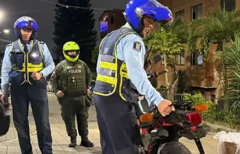 Una moto, sin placas, es inmovilizada por los agentes de Tránsito de la ciudad. FOTO: Cortesía