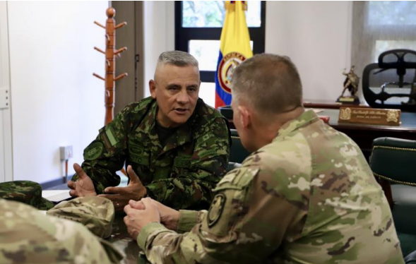 El comandante del Ejército, general José Soto, con el general Joseph Ryan, del Ejército de Estados Unidos. FOTO Cortesía