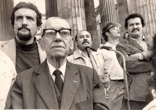 Armando Orozco, Luis Vidales, Abel Rodríguez y Angelino Garzón en medio de un mitín en la Plaza de Bolívar de Bogotá. Foto: Cortesía.