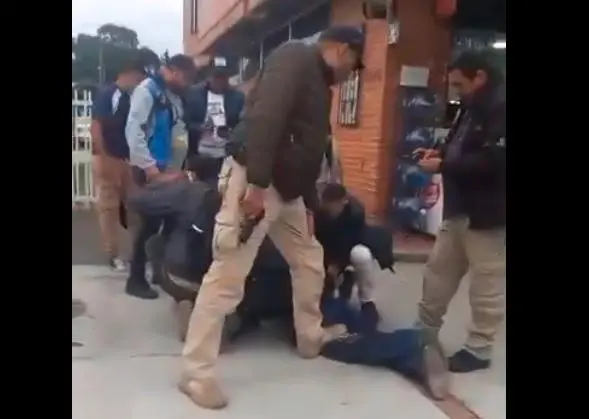 Este fue el momento de la aprehensión del menor de edad sospechoso, cuando dijo que entregaría los números de teléfono de sus cómplices. IMAGEN TOMADA DE VIDEO.
