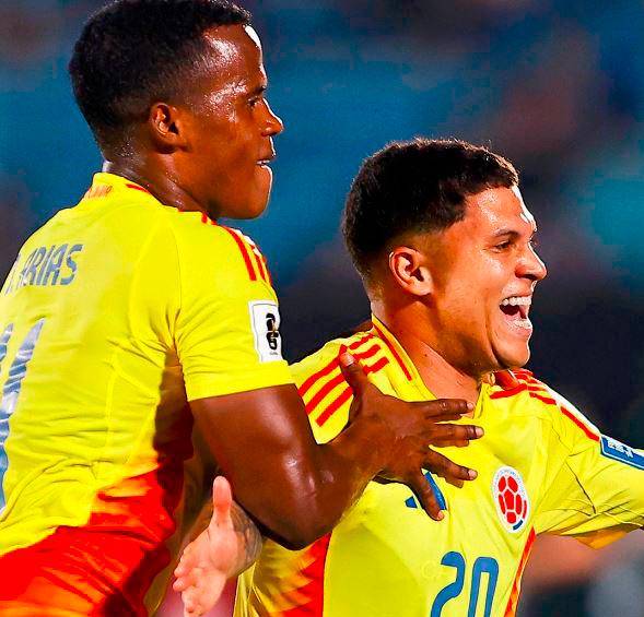 El festejo de Quintero tras su anotación de tiro libre ante Uruguay. FOTO FCF